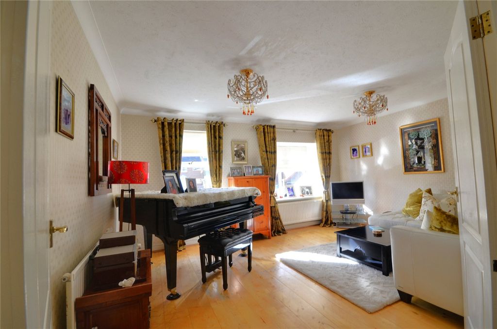 Property photo 1 of 18 Lounge