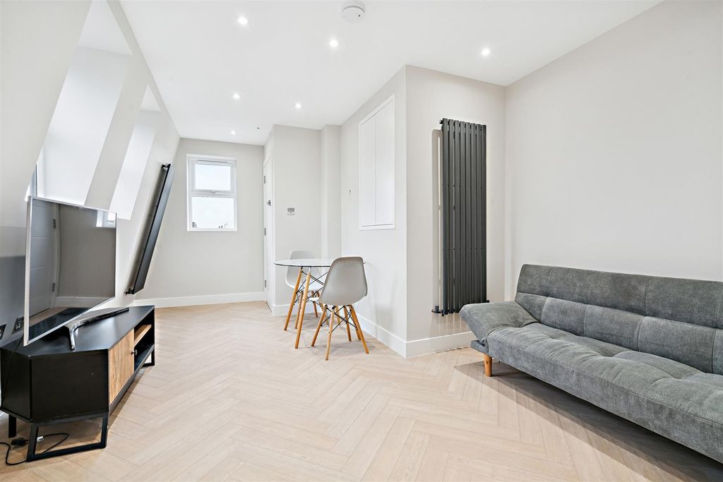 Property photo 1 of 9 Flat 4 20 Hoyle Road Reception 1.Jpg