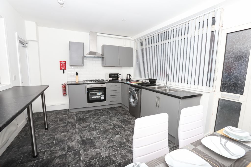 Property photo 2 of 27