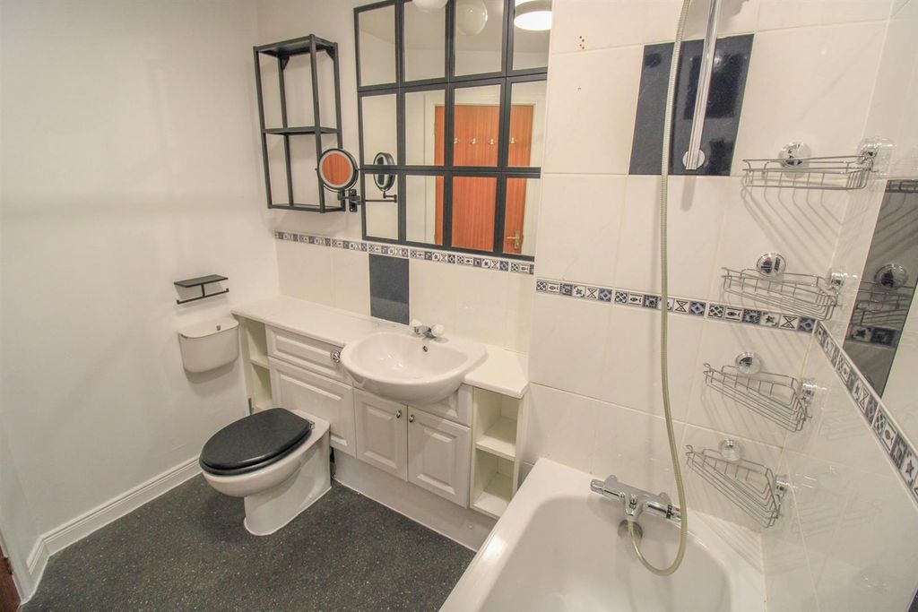 Property photo 2 of 10 Bathroom