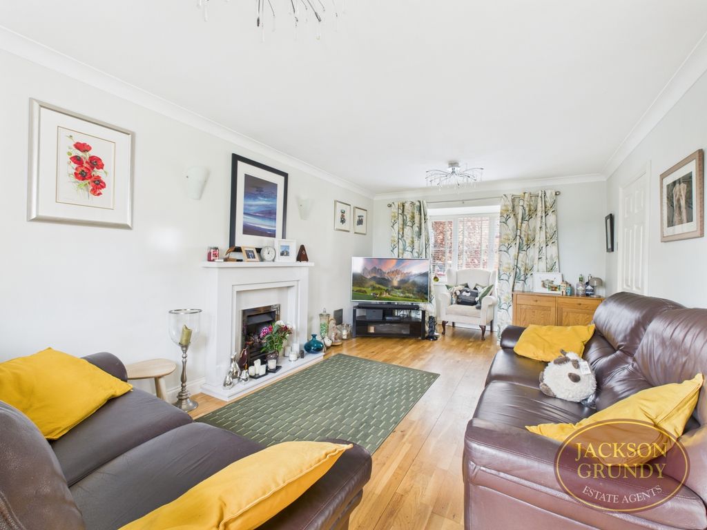 Property photo 2 of 15 Grove Farm Close