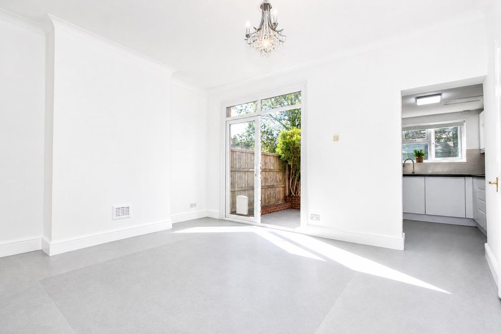 Property photo 3 of 23 Din.Jpg