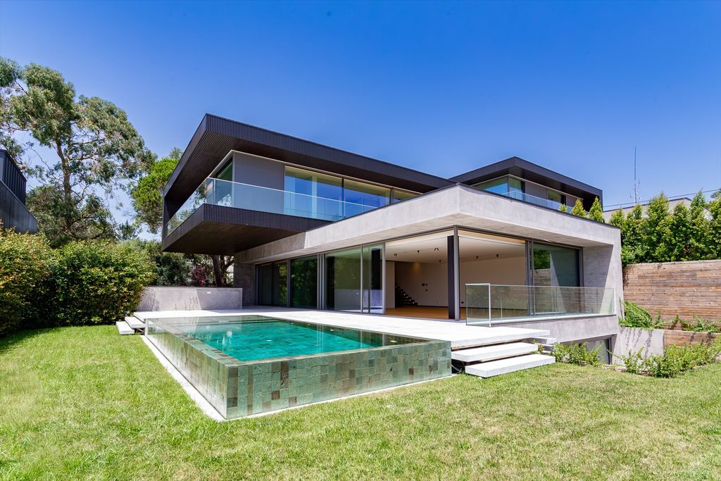 Property photo 1 of 56 Luxury 5 Bedroom Villa With Pool In Gated Community - Abuxarda Cascais