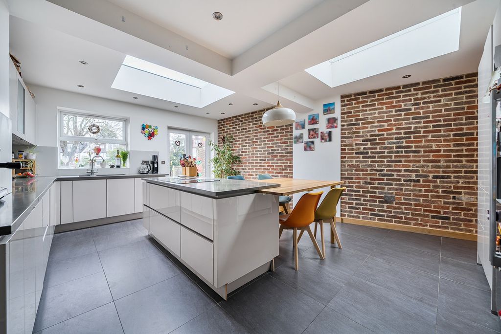 Property photo 2 of 20