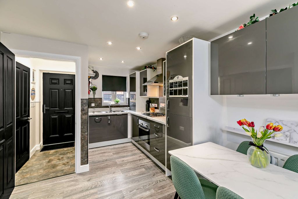 Property photo 3 of 14 Kitchen