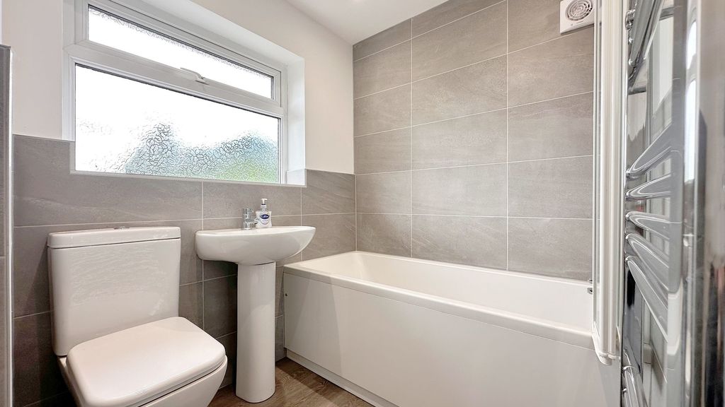 Property photo 3 of 17 Bathroom