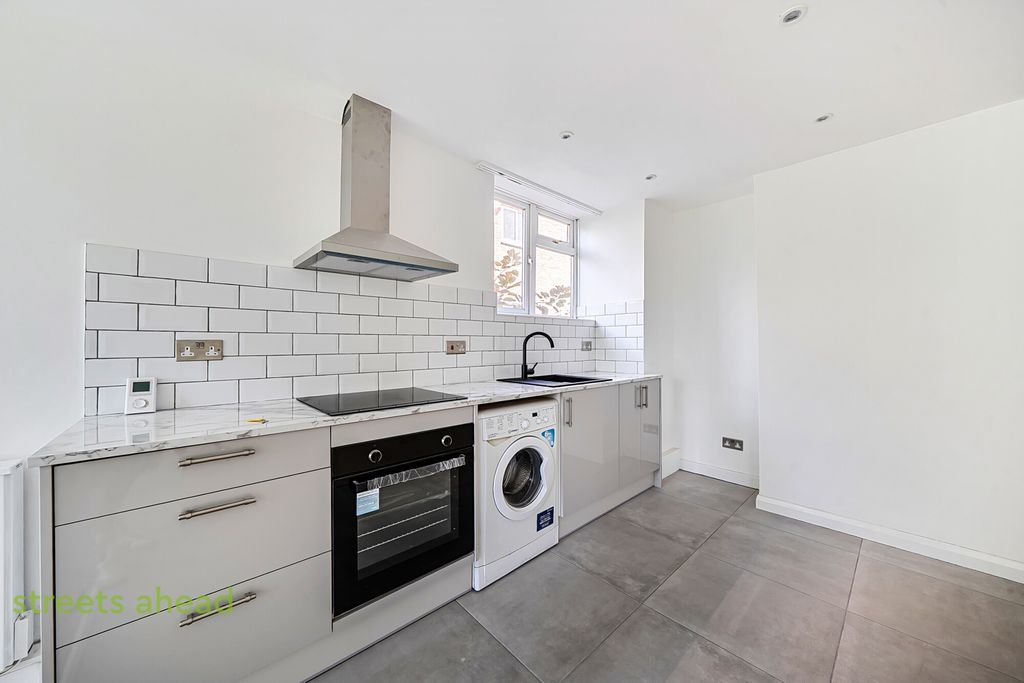 Property photo 3 of 17 275244Ea-Df77-402...