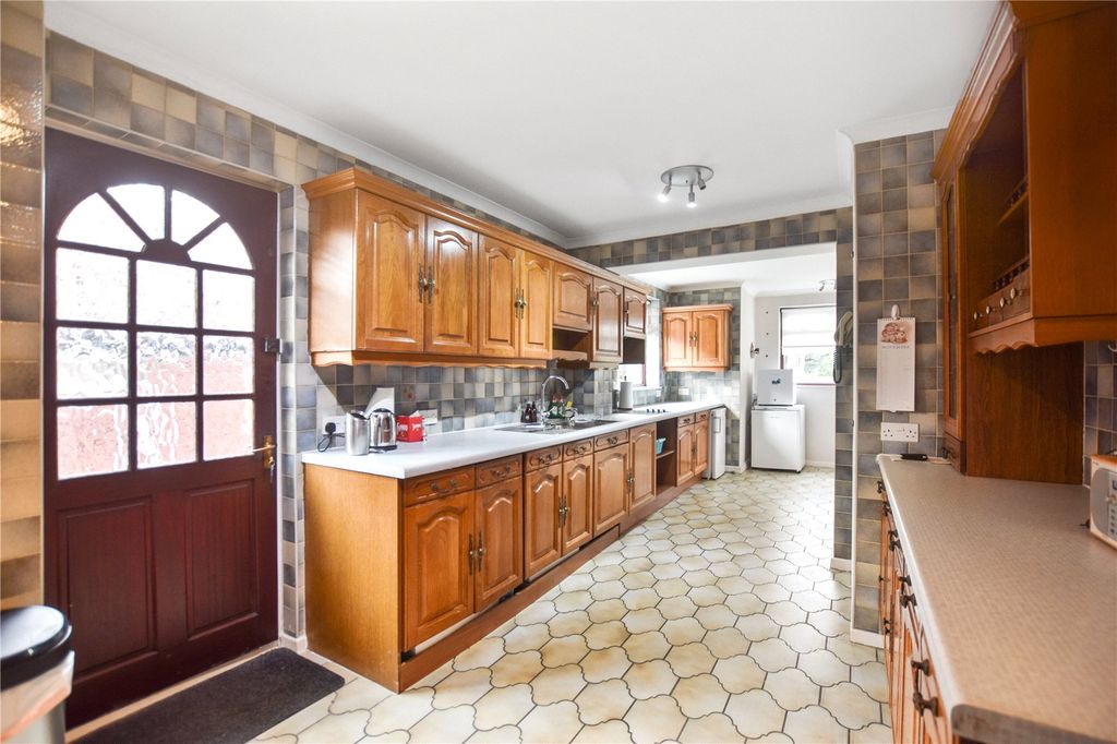 Property photo 3 of 18 Kitchen