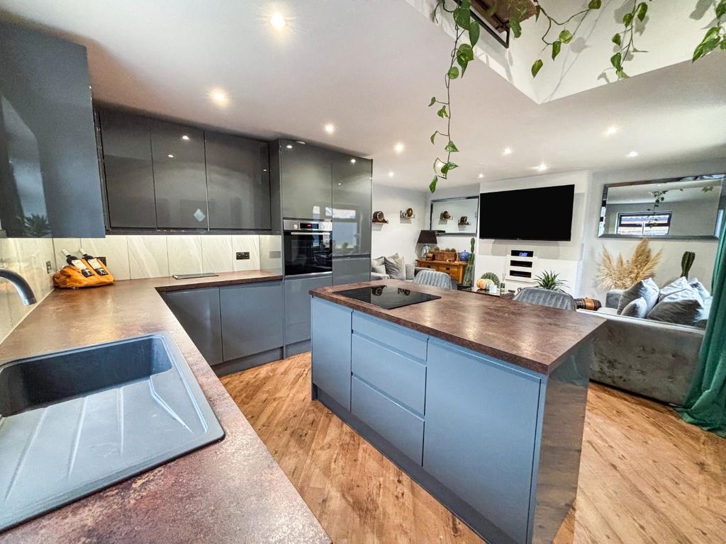 Property photo 2 of 16 Tlc_8335B521-1B21-4356-Ad62-c7Aae8E8F9F9_1007d23.J