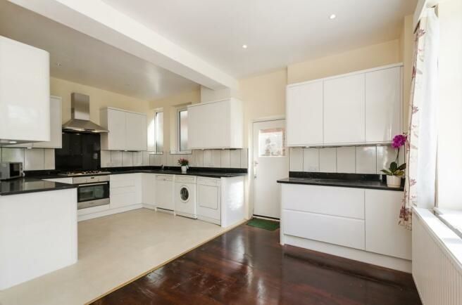 Property photo 3 of 9 Kitchen