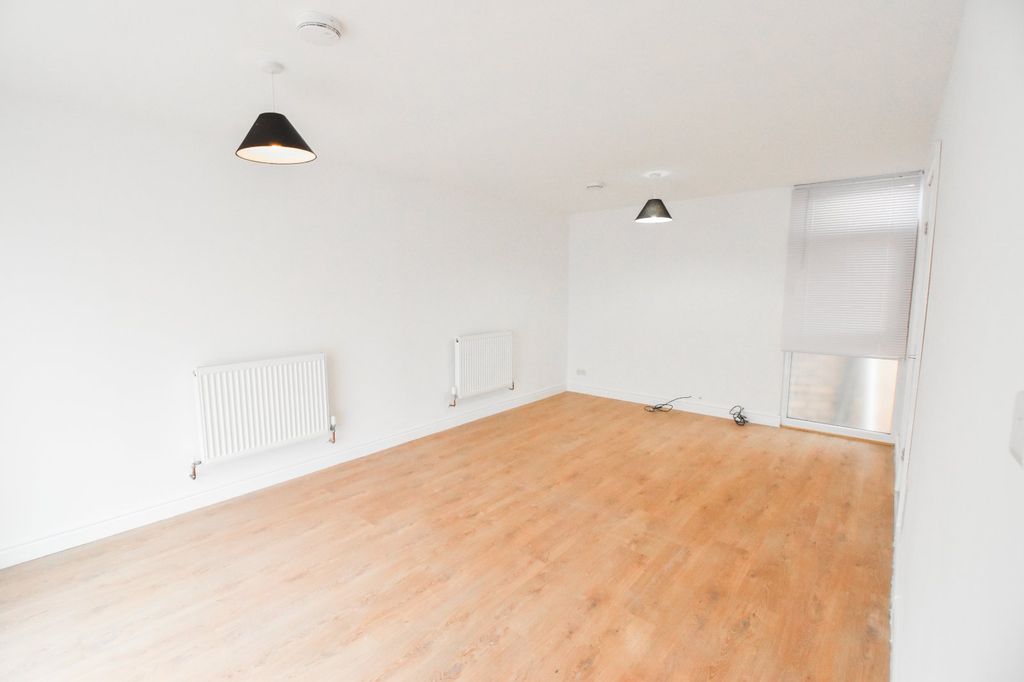 Property photo 3 of 18 Living Room