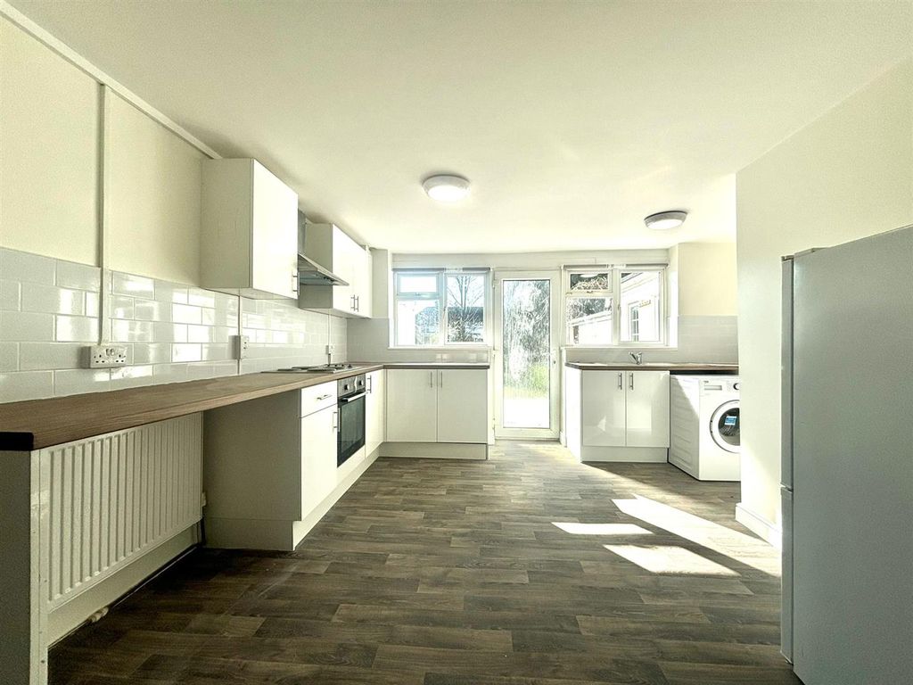 Property photo 3 of 11 Kitchen.Jpeg