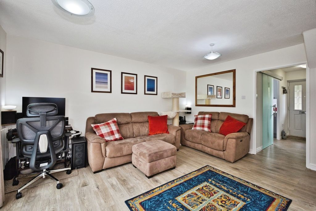 Property photo 3 of 18 Pbox-Img.Jpg
