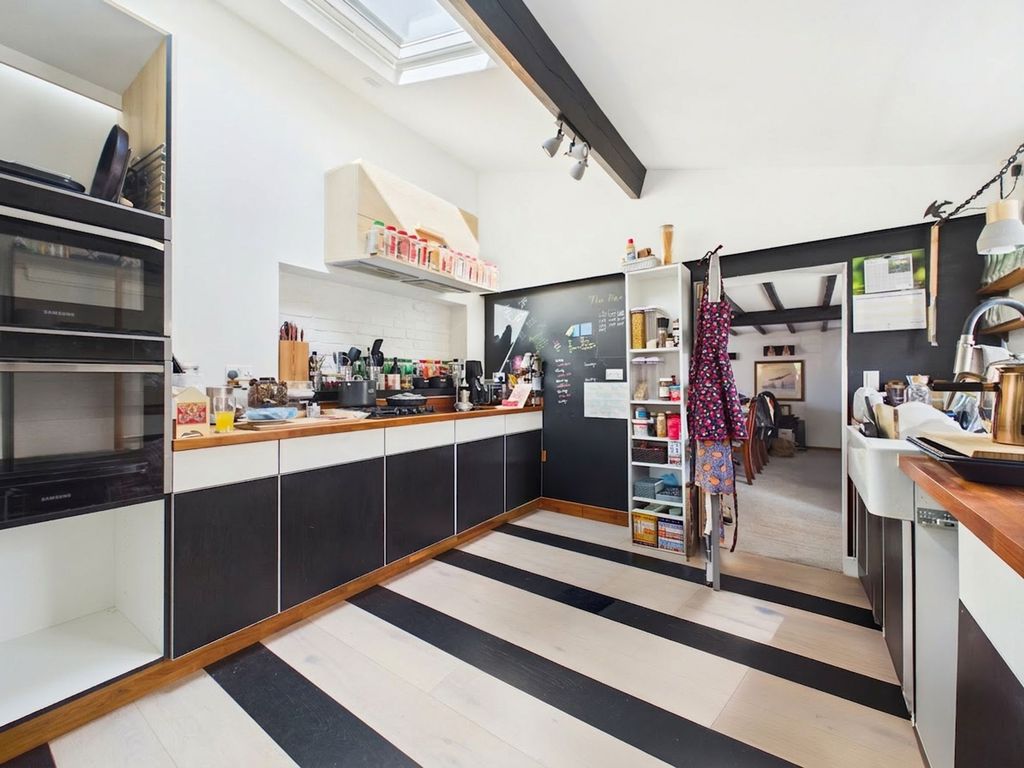 Property photo 2 of 20 Kitchen