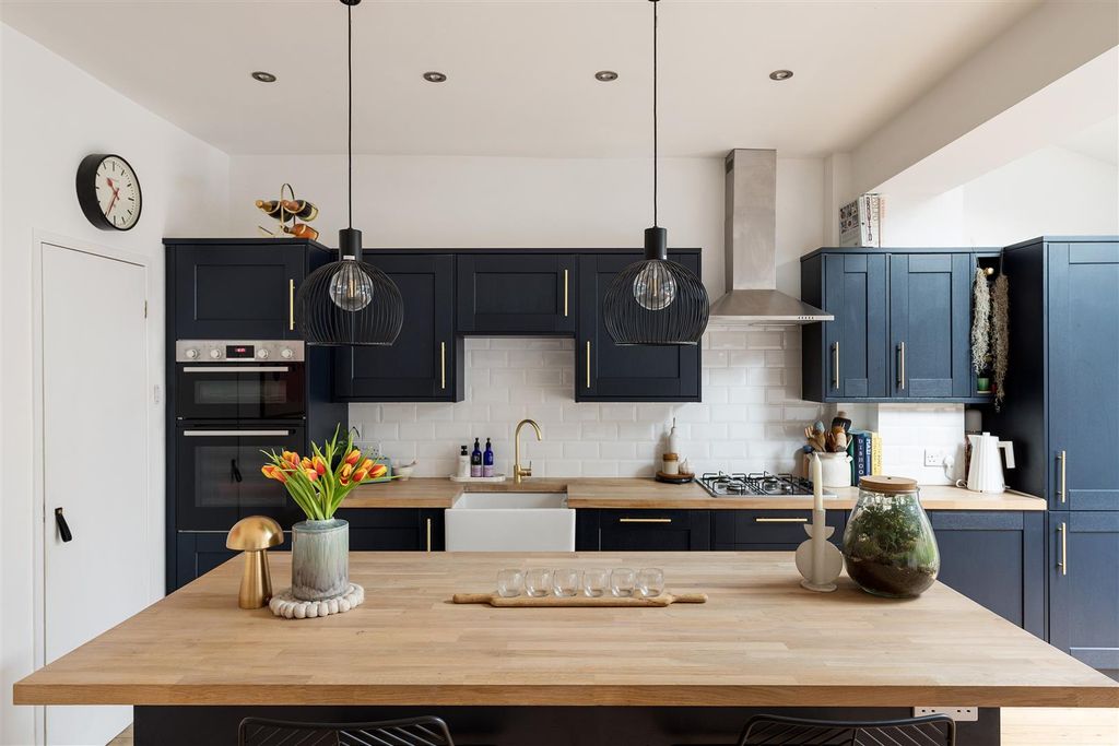 Property photo 3 of 42 King Edward Road, E17