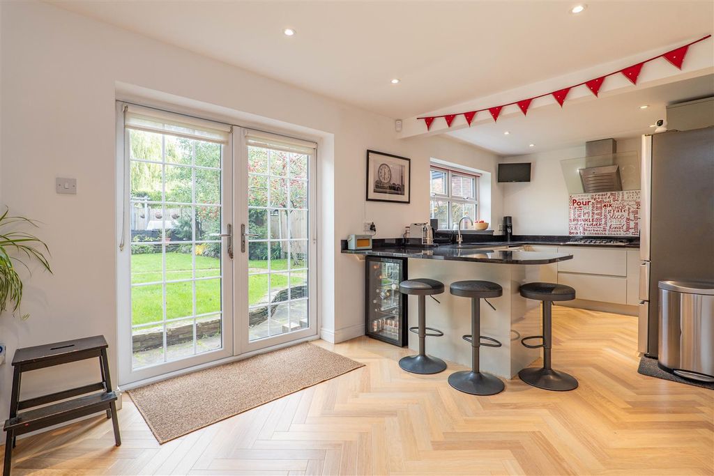 Property photo 3 of 34 Kitchen/Breakfast Room