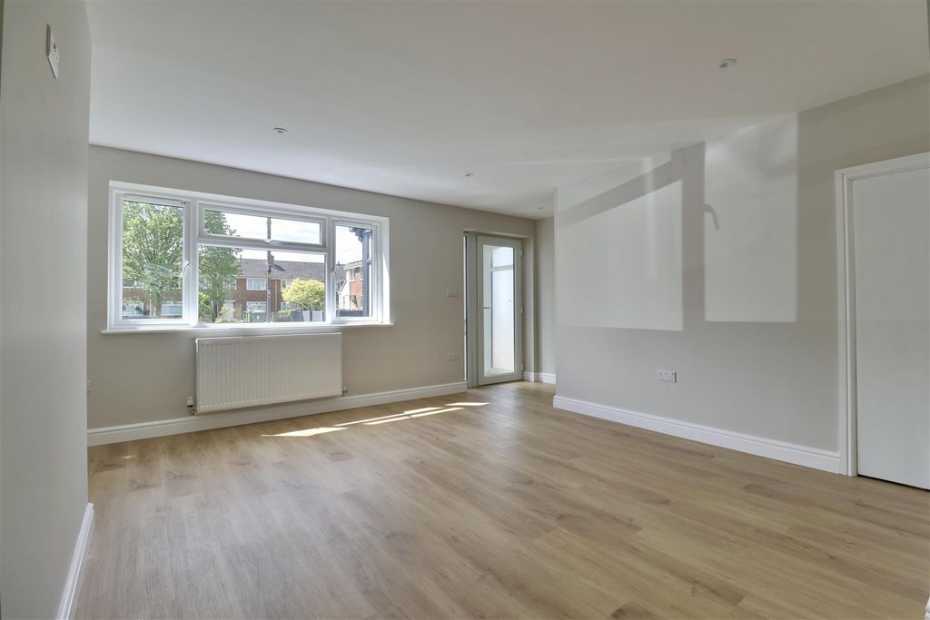 Property photo 3 of 23 F30Fe280-3545-4729-B262-70C9D84Cee27_1_201_A.Jpeg