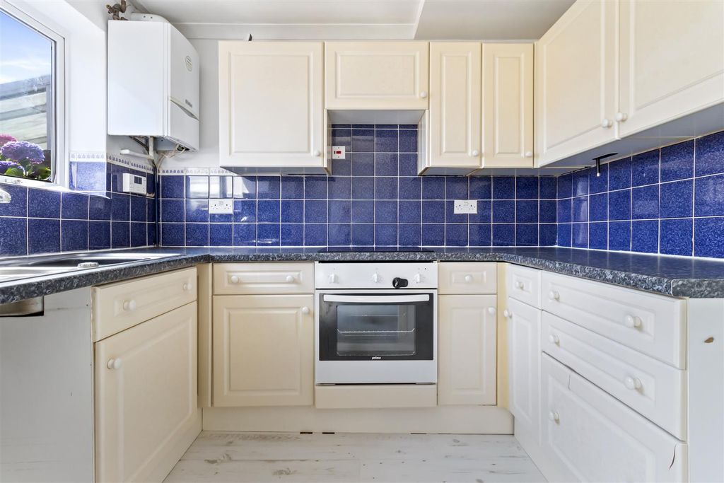 Property photo 3 of 10 Coleridge Crescent, 22-006.Jpg