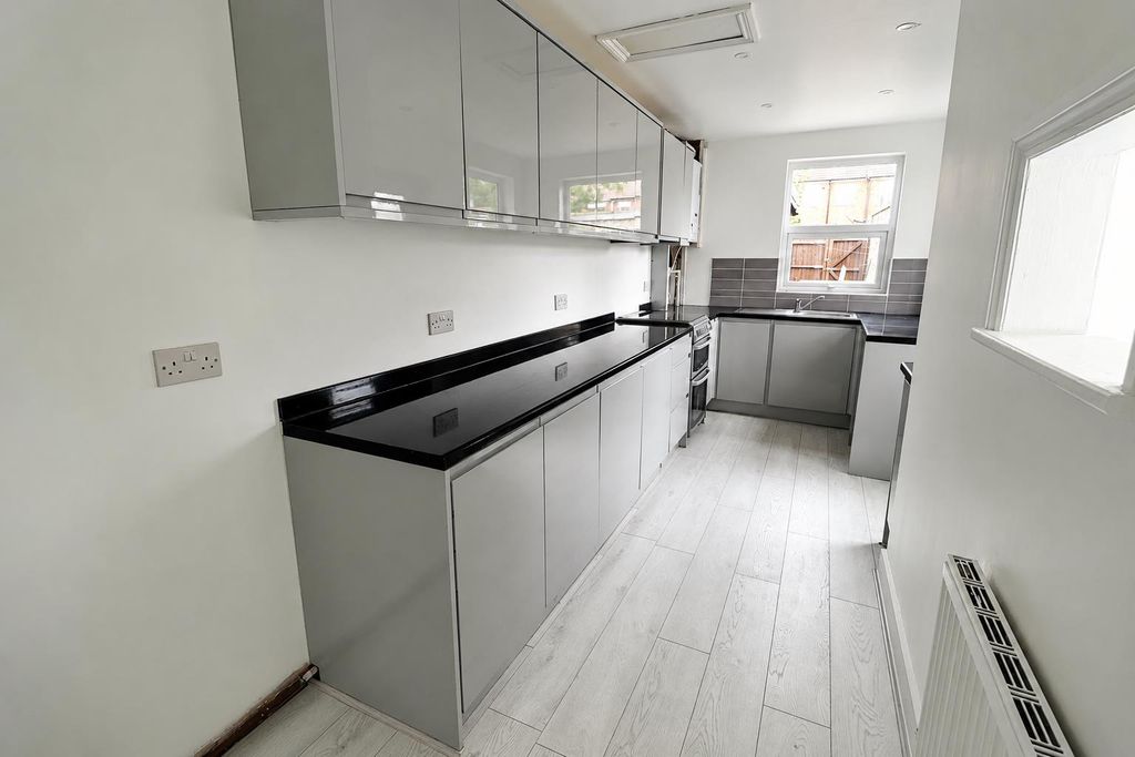 Property photo 2 of 9 Kitchen