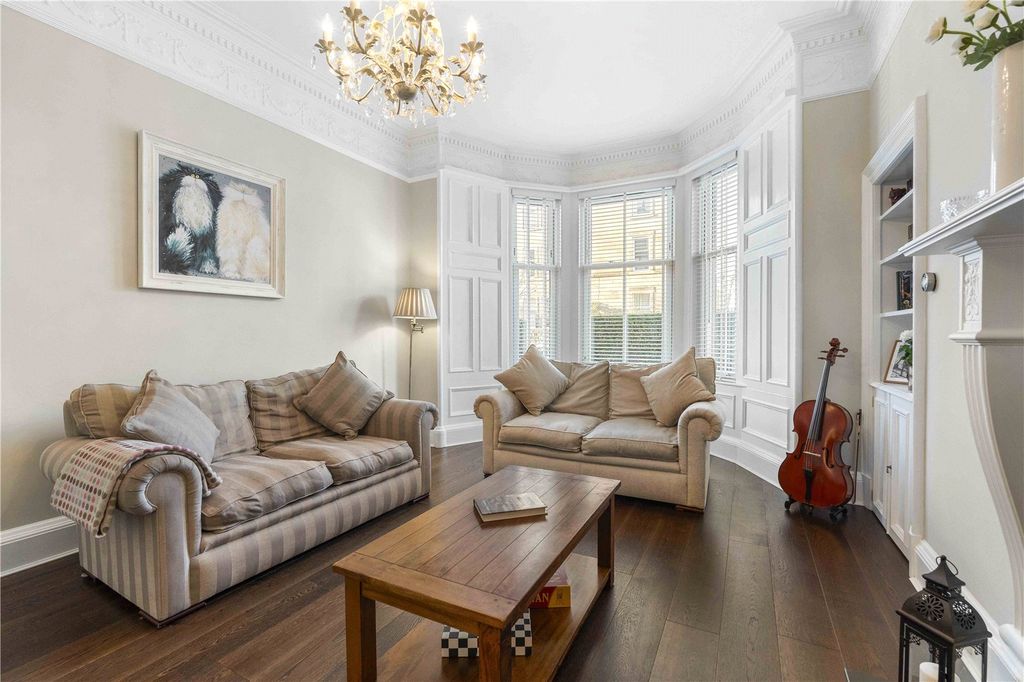 Property photo 2 of 26 27 Falcon Gardens 48