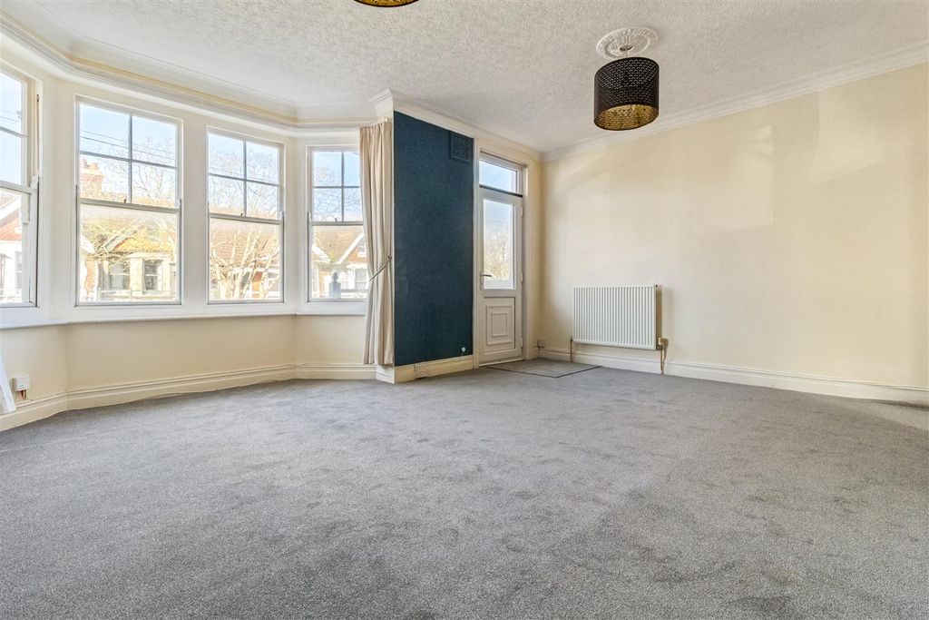 Property photo 3 of 21 2, 42 Alexandra Road-006.Jpg