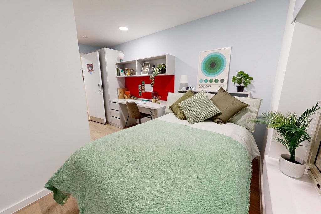 Property photo 1 of 15 This Inviting Double Bedroom Features A Comfortabl...