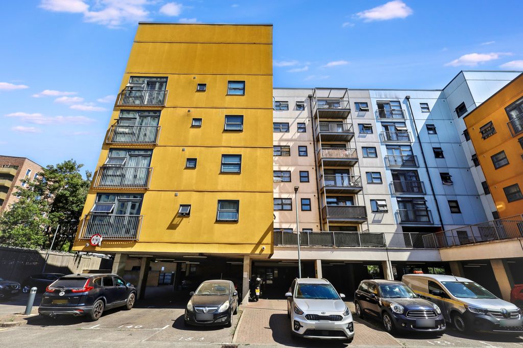 Property photo 1 of 10 111 Maltings Close, Bow, London, E3 3Td