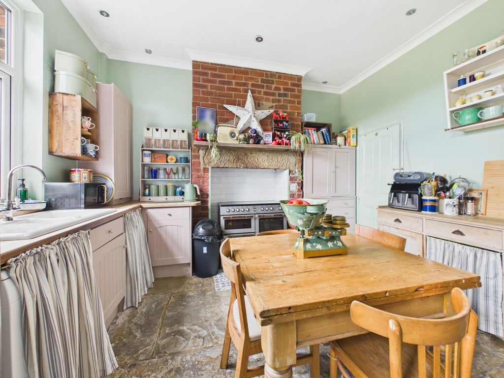 Property photo 2 of 19 Kitchen