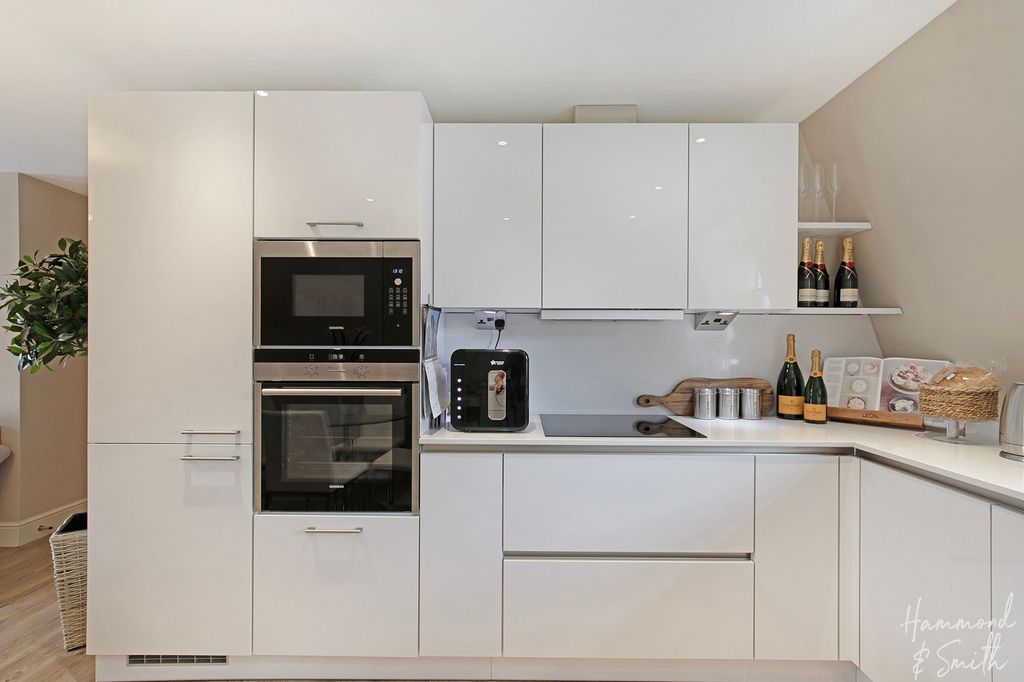 Additional image 7 of 2 bed flat for saleHemnall Street, Epping CM16