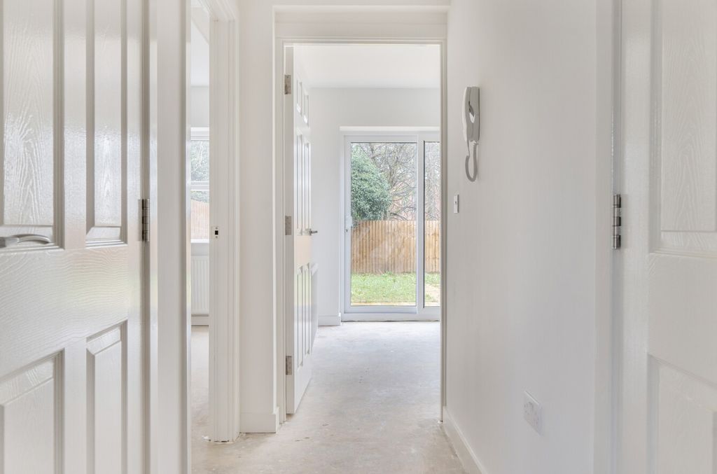 Property photo 3 of 16 Hallway.