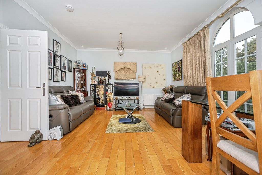 Additional image 4 of 3 bed flat for saleLiverymen Walk, Greenhithe DA9