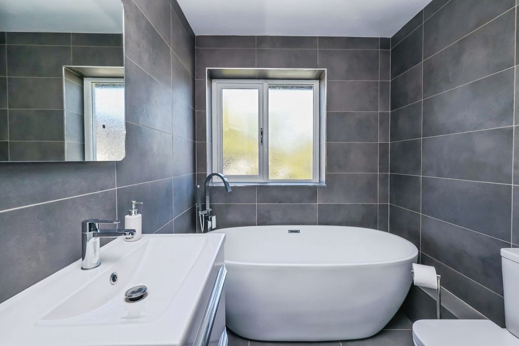 Property photo 3 of 20 Bathroom