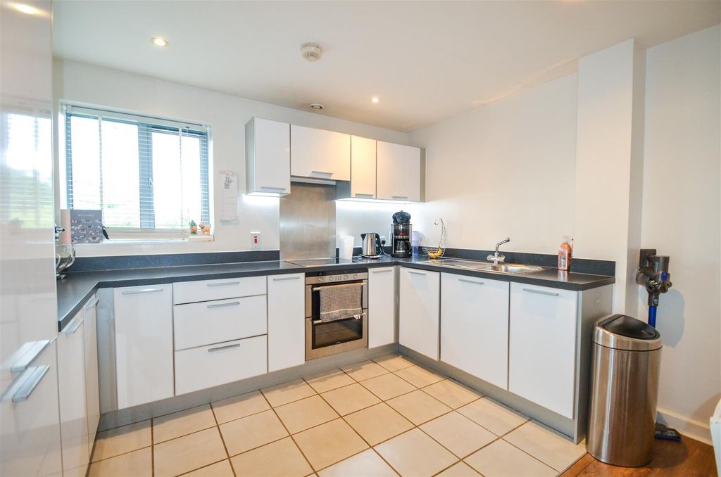 Property photo 2 of 8 Aqua House