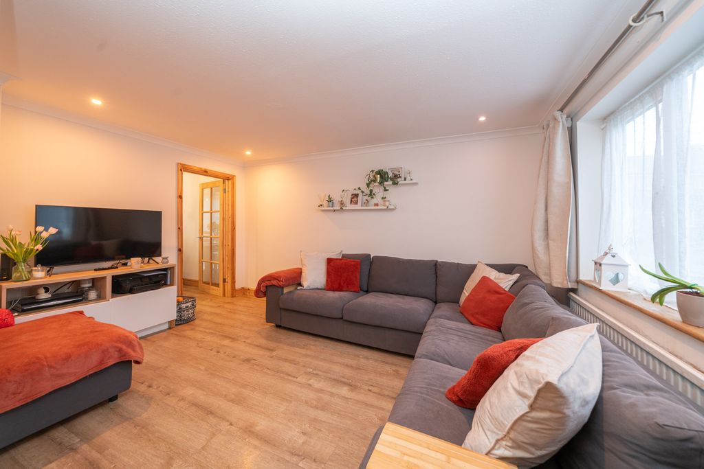 Property photo 2 of 14 3-Robbs-Close-8204