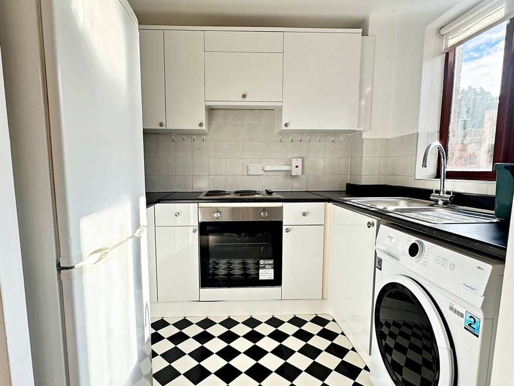 Property photo 3 of 10 Kitchen