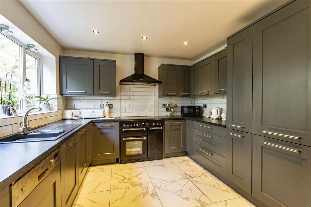 Property photo 3 of 23 Breakfast Kitchen