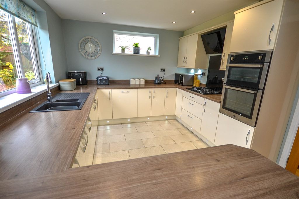 Property photo 2 of 25 Kitchen Breakfast Room