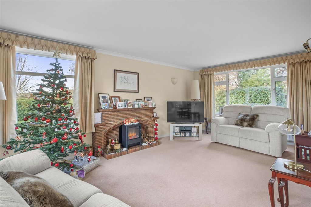 Property photo 3 of 22 Reedale, Common Rd, Hp15 6Ez-16.Jpg