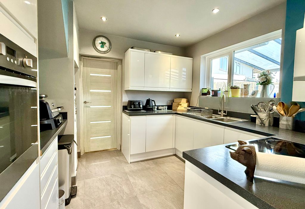 Property photo 2 of 28