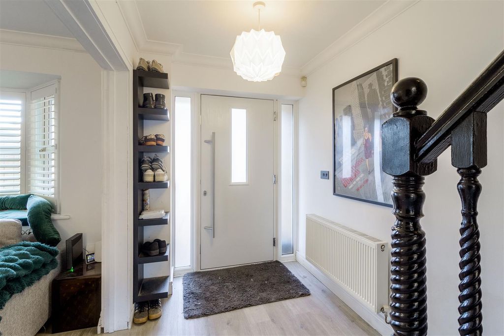 Property photo 2 of 20 Entrance Hall