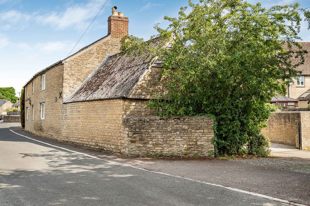 Property photo 2 of 40