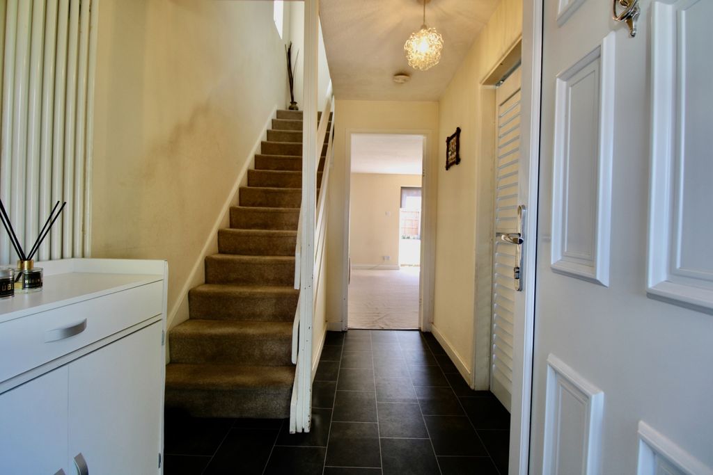 Property photo 3 of 14 Entrance Hall