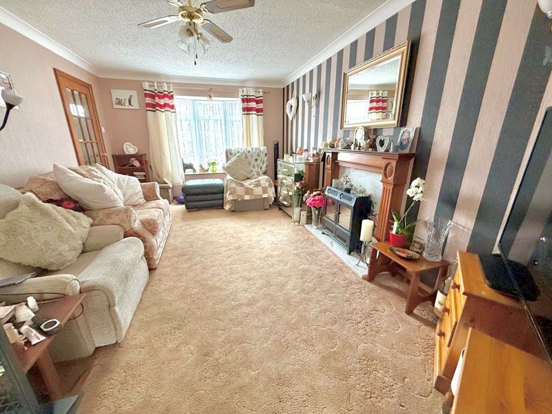 Property photo 3 of 16 Lounge