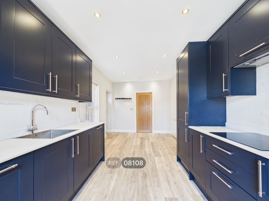Property photo 3 of 18 Kitchen