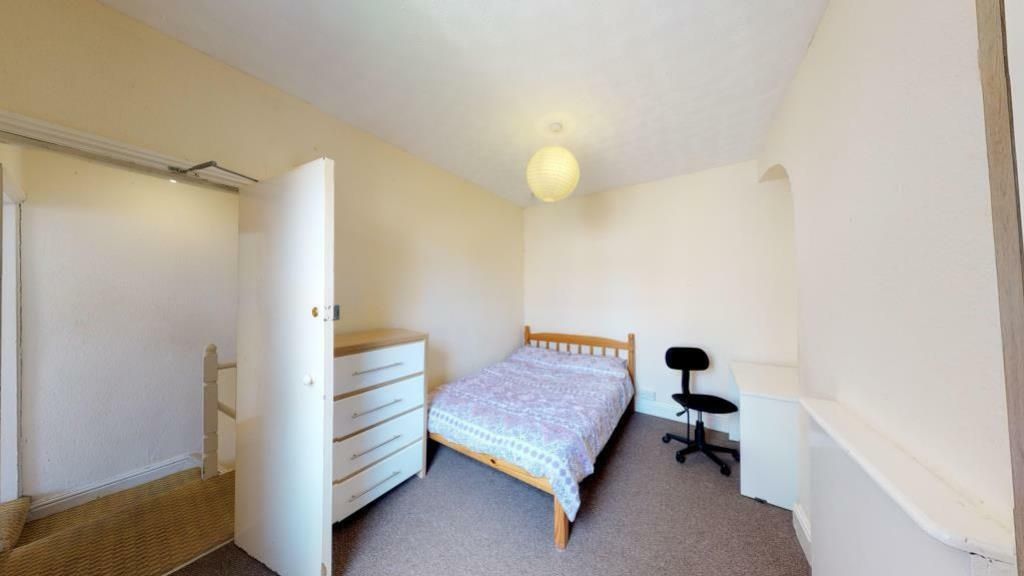 Property photo 2 of 7 A Bright And Tidy Double Bedroom Featuring A Comfo...