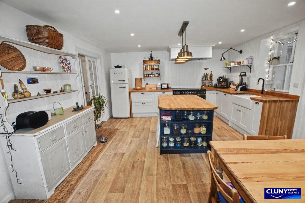 Property photo 2 of 22