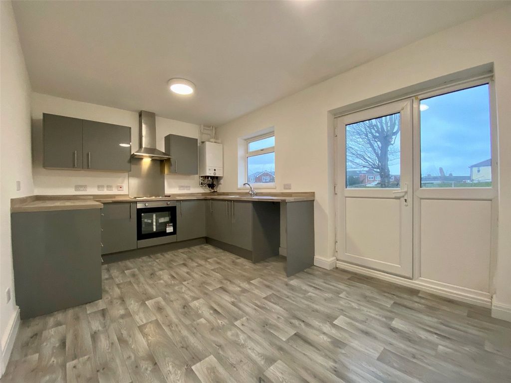 Property photo 3 of 8 Kitchen