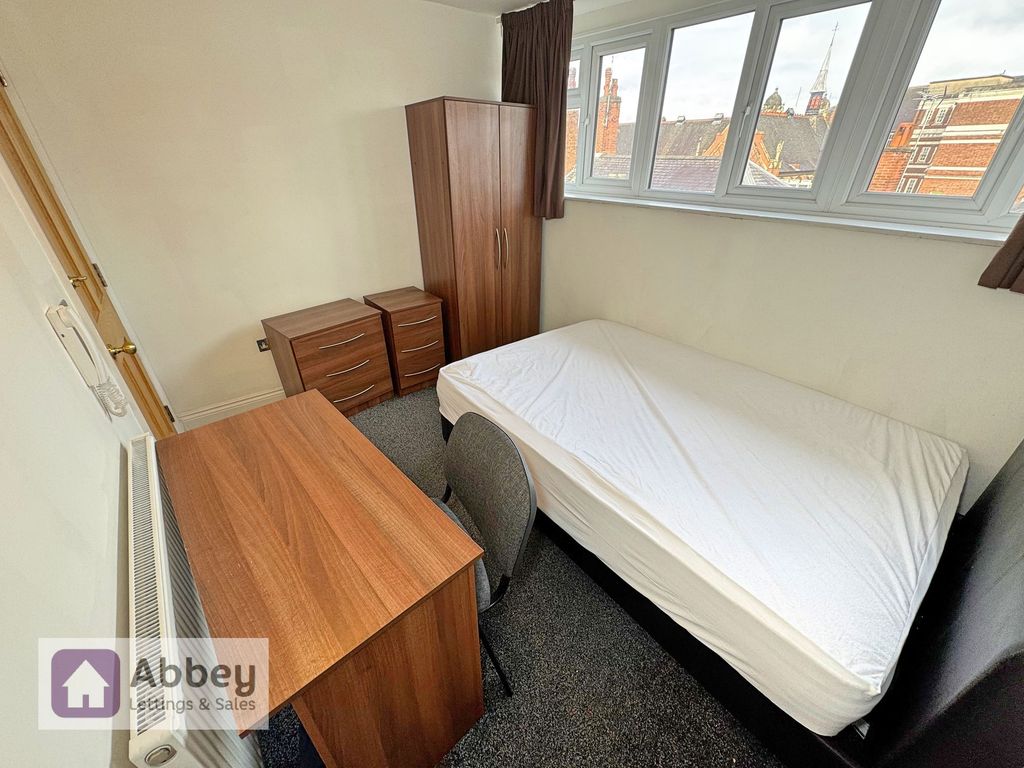 Property photo 3 of 11 Bedroom 6