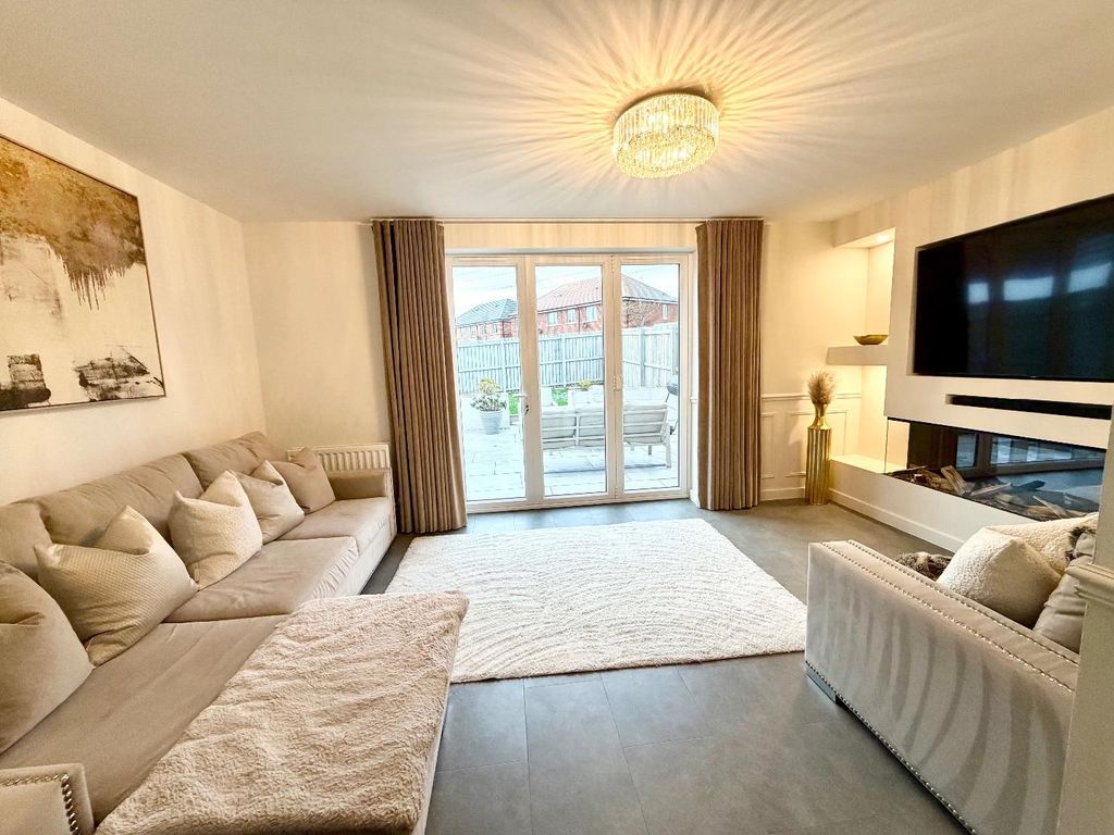 Property photo 2 of 15 Lounge