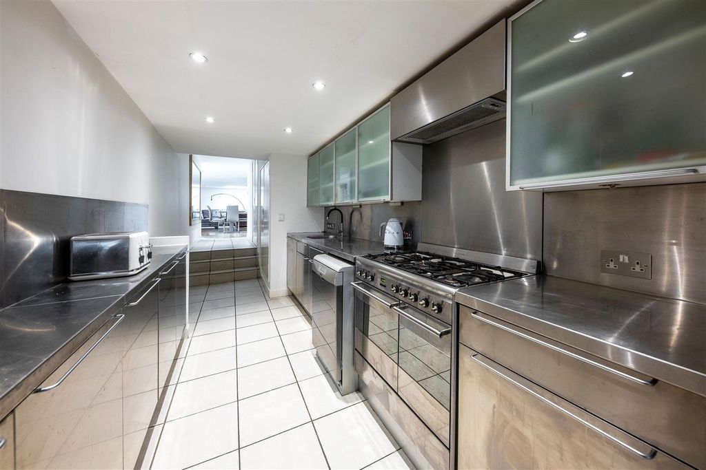 Property photo 3 of 8 Kitchen